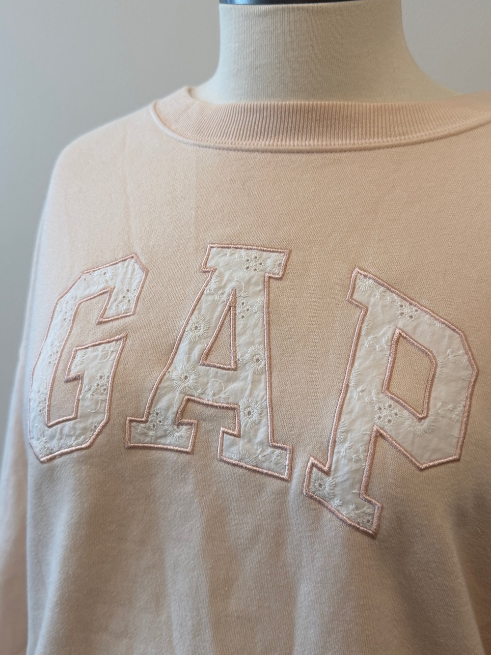 GAP Peach Blush Floral Eyelet Logo Crewneck Sweatshirt Oversized Preppy Size L
